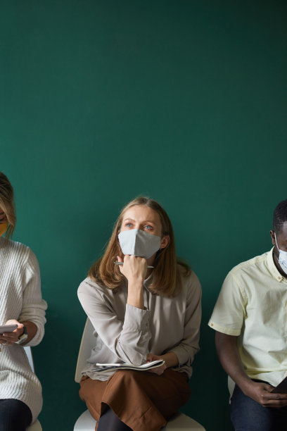 沉思的女人在排队图片下载