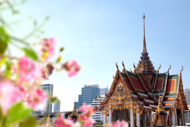 佛寺外观，阳光明媚的天空上鲜花盛开图片下载