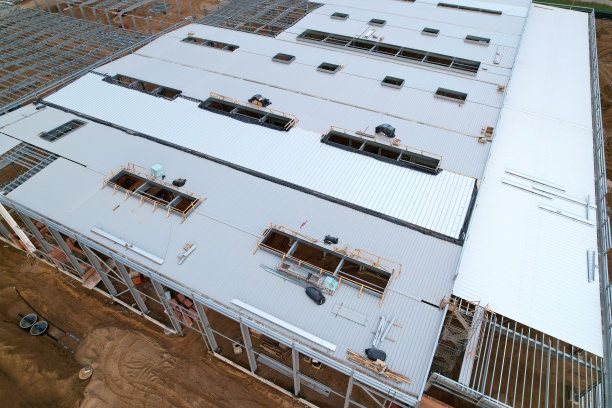 仓库建筑采用金属结构。轻钢结构的工业建筑物。图片下载