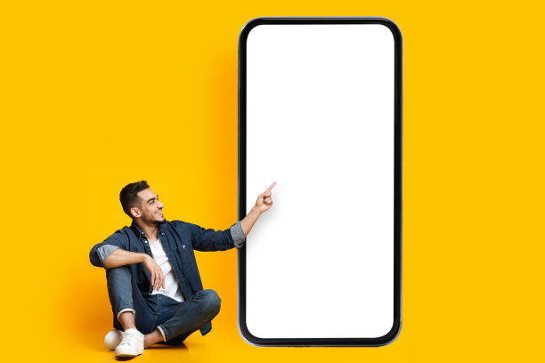 兴高采烈的中东人指着智能手机的空屏幕，模型图片下载