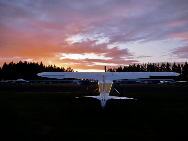 阿灵顿航空展上的落伍者图片下载