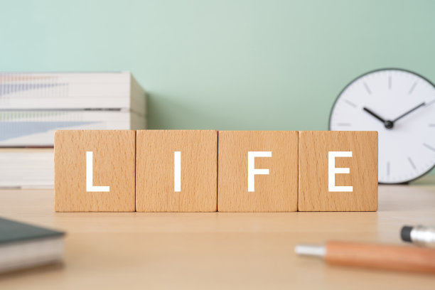 木块与“生活”的概念文本，笔，笔记本和书籍。图片下载