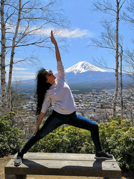 一名女子在日本练习瑜伽图片下载
