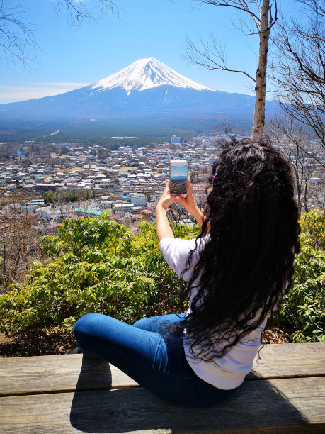 在日本拍摄富士山的女子图片下载
