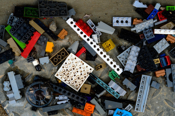 多色塑料施工套装。儿童教育游戏。图片下载