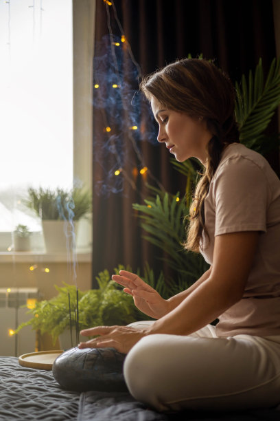 精神瑜伽女人用葡语乐器演奏旋律，在卧室练习正念和谐平衡图片下载