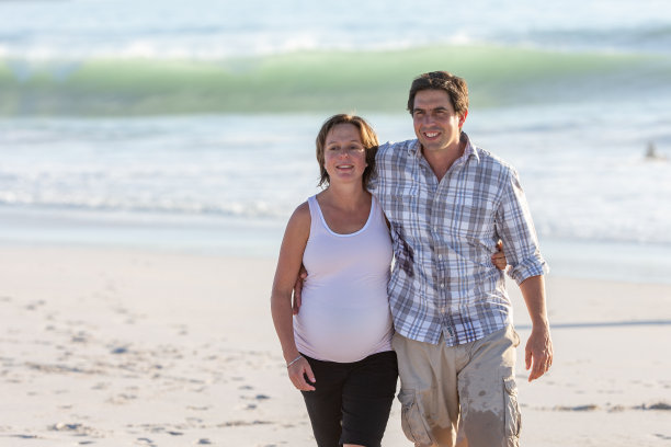 幸福的成年夫妇期待着在沙滩上享受一天图片下载