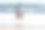 父亲和他的两个小女儿在海滩上玩海浪图片下载