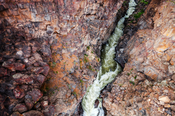 湍急河-爱达荷州马拉德峡谷图片下载