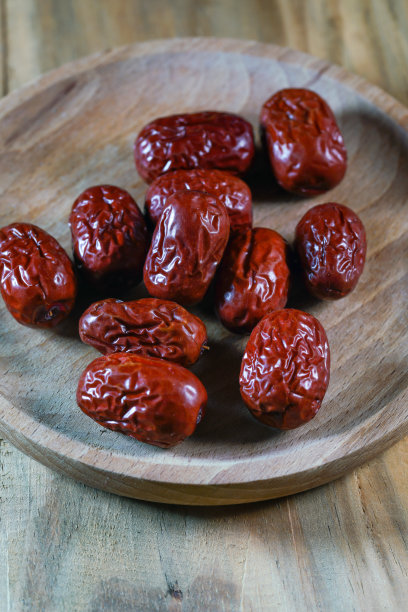 木桌上的红枣图片下载