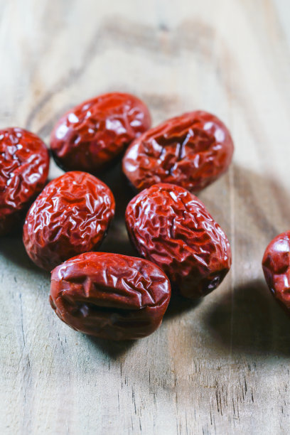 木桌上的红枣图片下载
