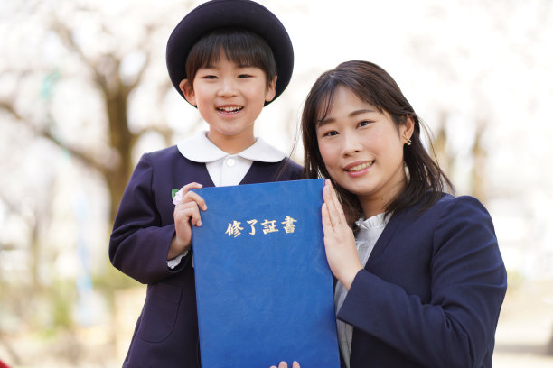 拥有文凭的父母和孩子图片下载