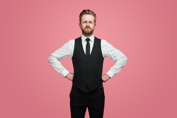 在演播室里穿着正式服装的坚定的商人图片下载