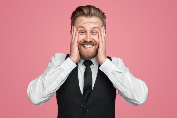 惊讶的商人看着演播室里的摄像机图片下载