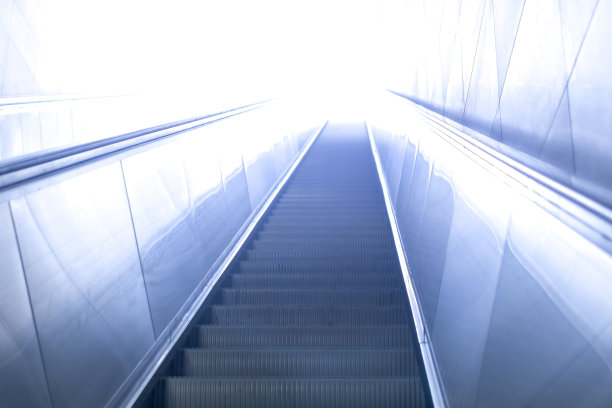 自动扶梯通向光明图片下载