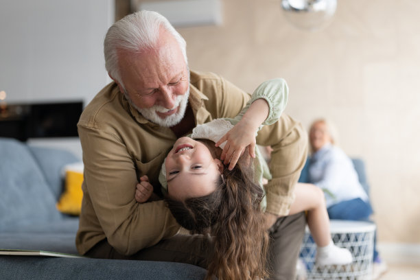 老人带着孙女图片下载