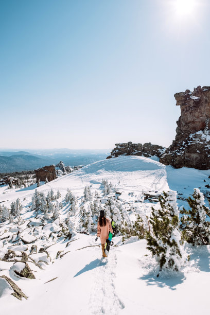 年轻的女孩滑雪板与一个滑雪板在自然的山在阳光明媚的天气图片下载