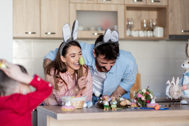 快乐的年轻夫妇庆祝复活节图片下载