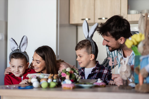 快乐的年轻家庭微笑着庆祝复活节图片下载
