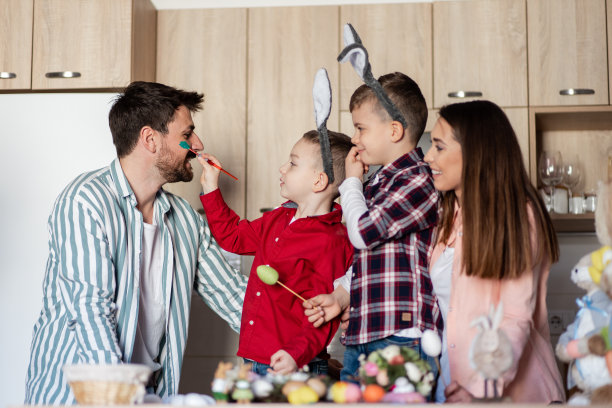 孩子们在复活节画爸爸的脸图片下载