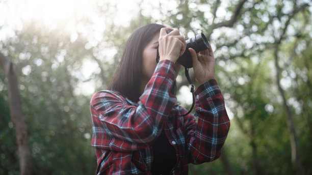 在热带森林旅行的亚洲妇女图片下载