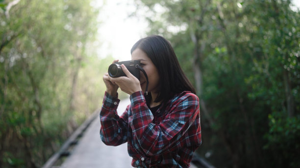 在热带森林旅行的亚洲妇女图片下载