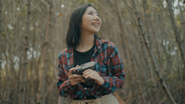 亚洲女性在热带森林中旅行图片下载