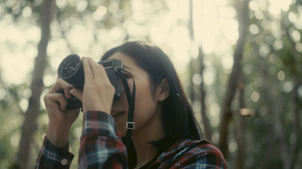 在热带森林旅行的亚洲妇女图片下载