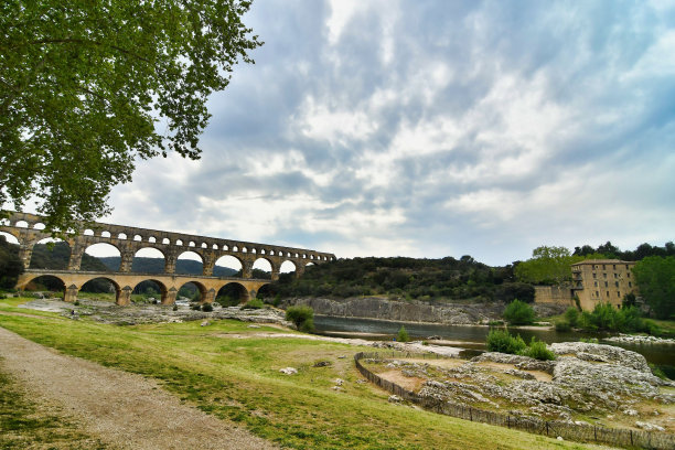 法国的高架渠，照片作为背景，在Pont du gard，花园，法国尼姆图片下载