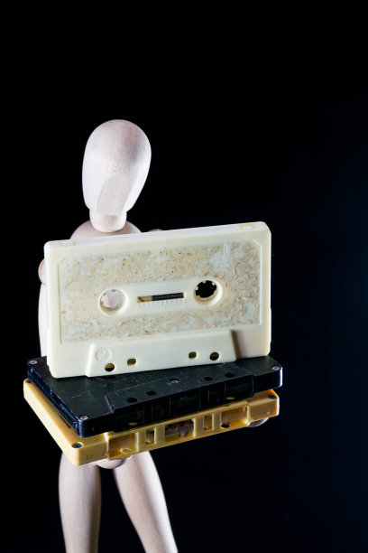 木制人偶和盒式录音带，音乐概念，木制木偶，艺术人体模型。木娃娃图片下载