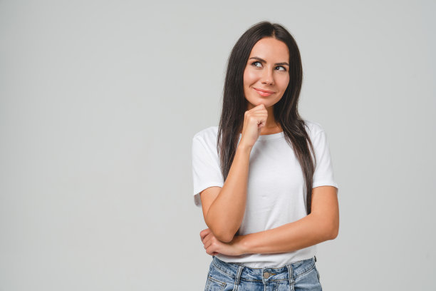 梦想，沉思，有思想的高加索年轻女性女孩学生自由职业者思考创业，创造新的想法孤立在灰色的背景图片下载