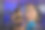 年轻的体育健身教练在健身房训练年轻漂亮的女运动员，展示锻炼图片下载