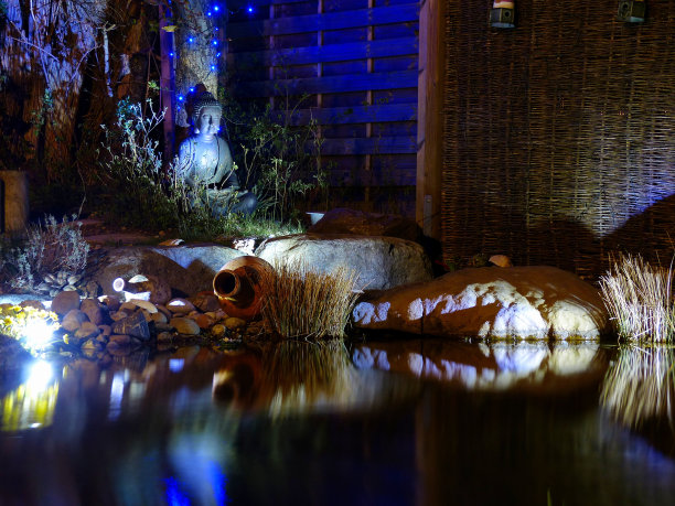 在池塘。晚上禅坐佛。巴伐利亚,德国。图片下载