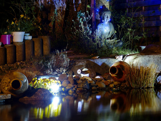 在池塘。晚上禅坐佛。巴伐利亚,德国。图片下载