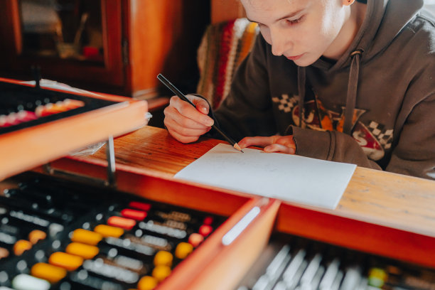 爱好用彩色蜡笔在纸上画画图片下载