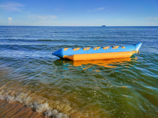 香蕉船停泊在海滩前。图片下载