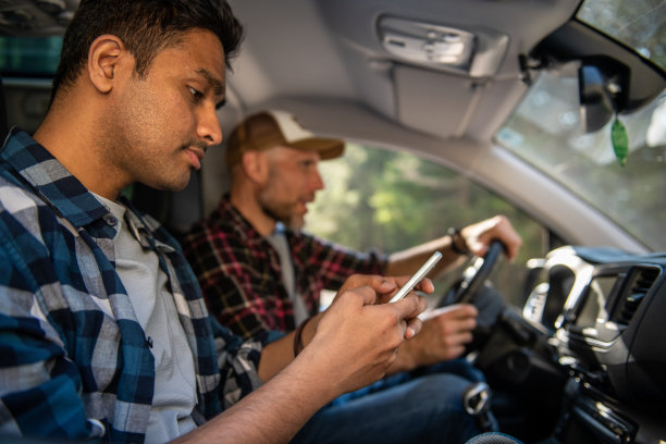 去山里的公路旅行图片下载