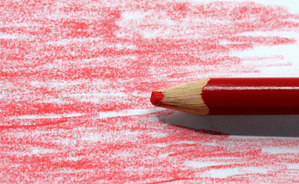 特写红色铅笔在纸的背景图片下载