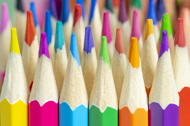 一堆彩色铅笔或蜡笔。回到学校和游戏小组。绘画、工艺、创意和造型艺术。关闭了。图片下载