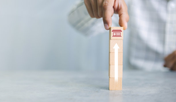 加盟商，商人手选木制博客，用加盟营销图标开店。特许经营业务的概念。图片下载