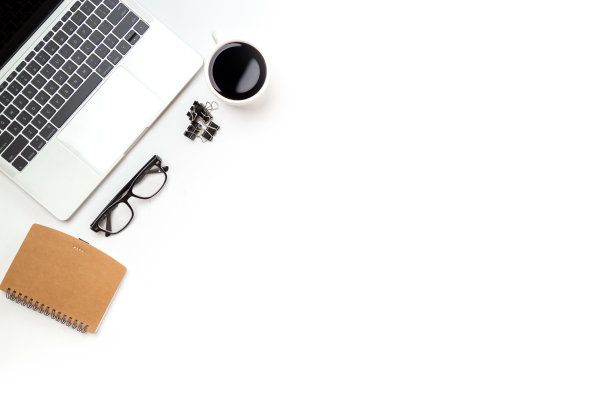 白色办公桌，桌上有空白笔记本，电脑键盘等办公用品。俯视图与复制空间，平躺。图片下载