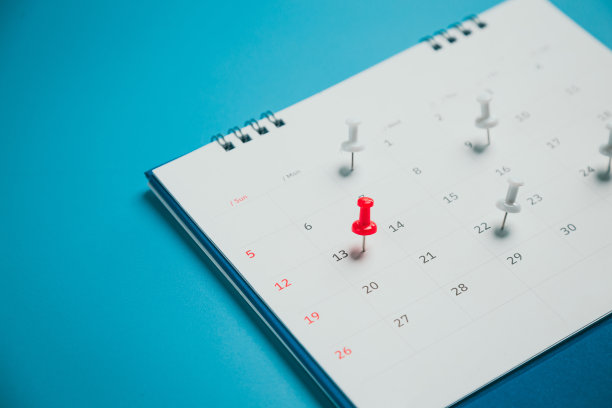 在白色日历上关闭顶视图2022年月时间表工作计划和生活概念。图片下载