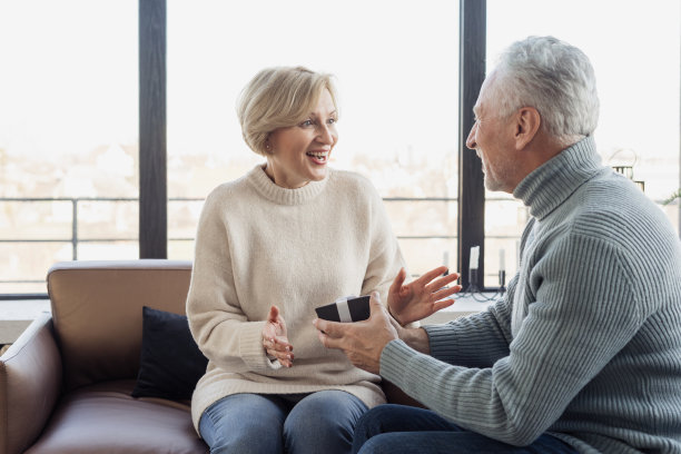 老先生把装礼物的盒子送给妻子图片下载