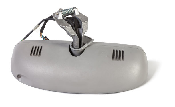 近距离拍摄的后视镜从一辆轿车修理和更换后，事故发生在一个车间。汽车服务行业。备件目录图片下载