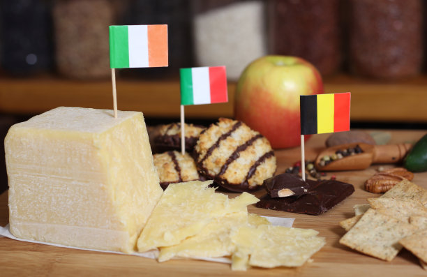 乡村厨房里的爱尔兰奶酪配比利时巧克力和椰子蛋白杏仁饼图片下载