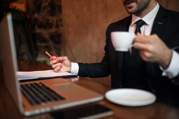 年轻的商人喝着咖啡，工作在金融和加密货币和在线会议图片下载