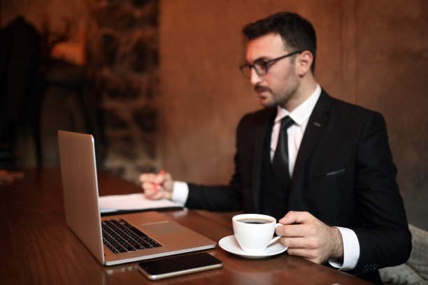 年轻的商人喝着咖啡，工作在金融和加密货币和在线会议图片下载