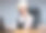 年轻的女商人在办公室拿着笔记本电脑图片下载