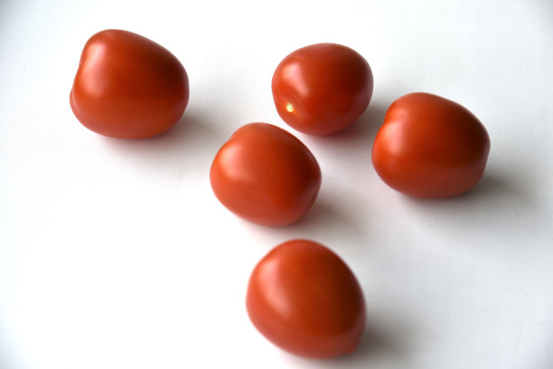 背景是盒子里的西红柿水果图片下载