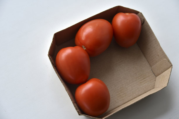 背景是盒子里的西红柿水果图片下载